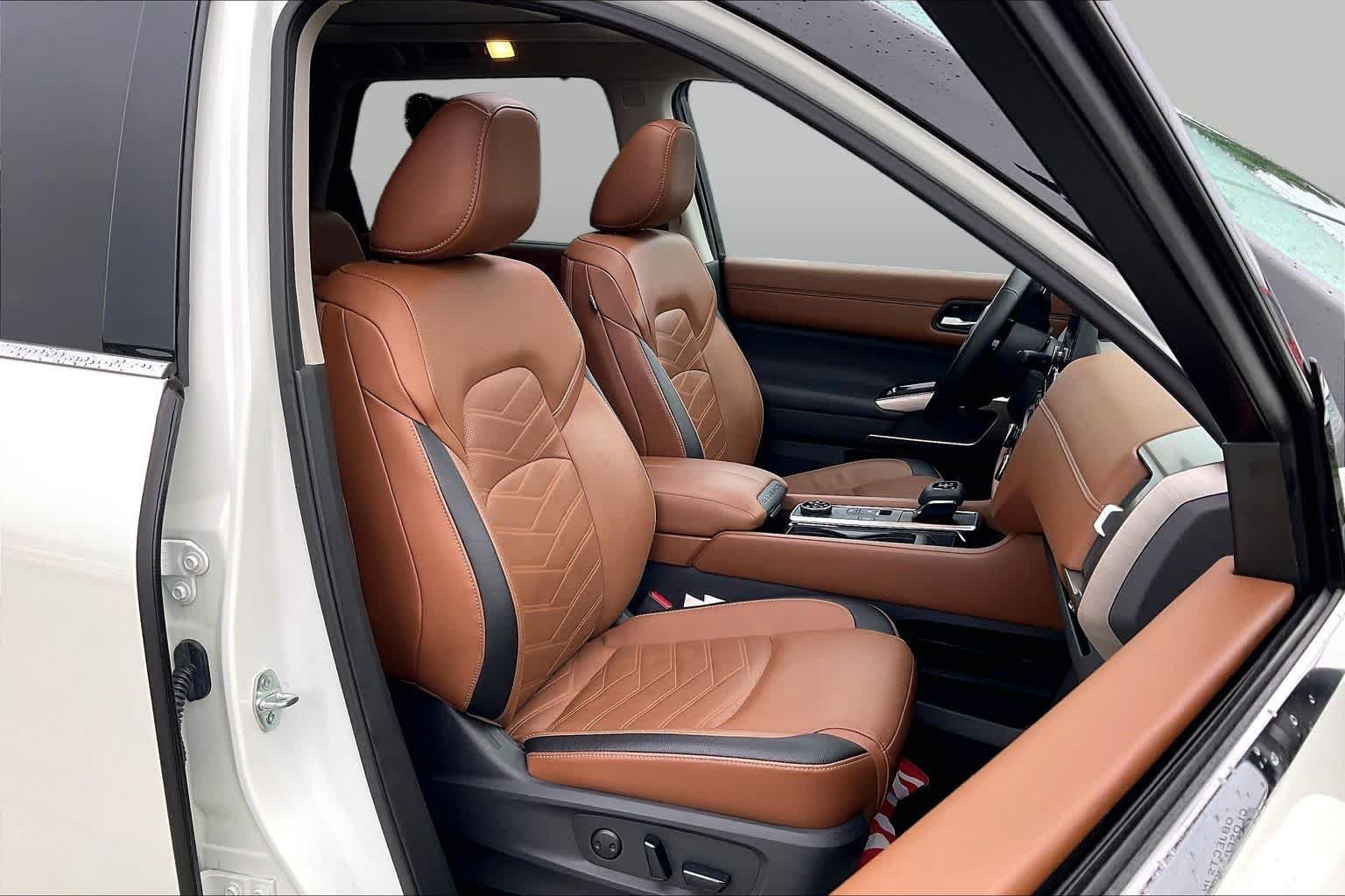 Used 2023 Super Black Nissan Platinum image 9