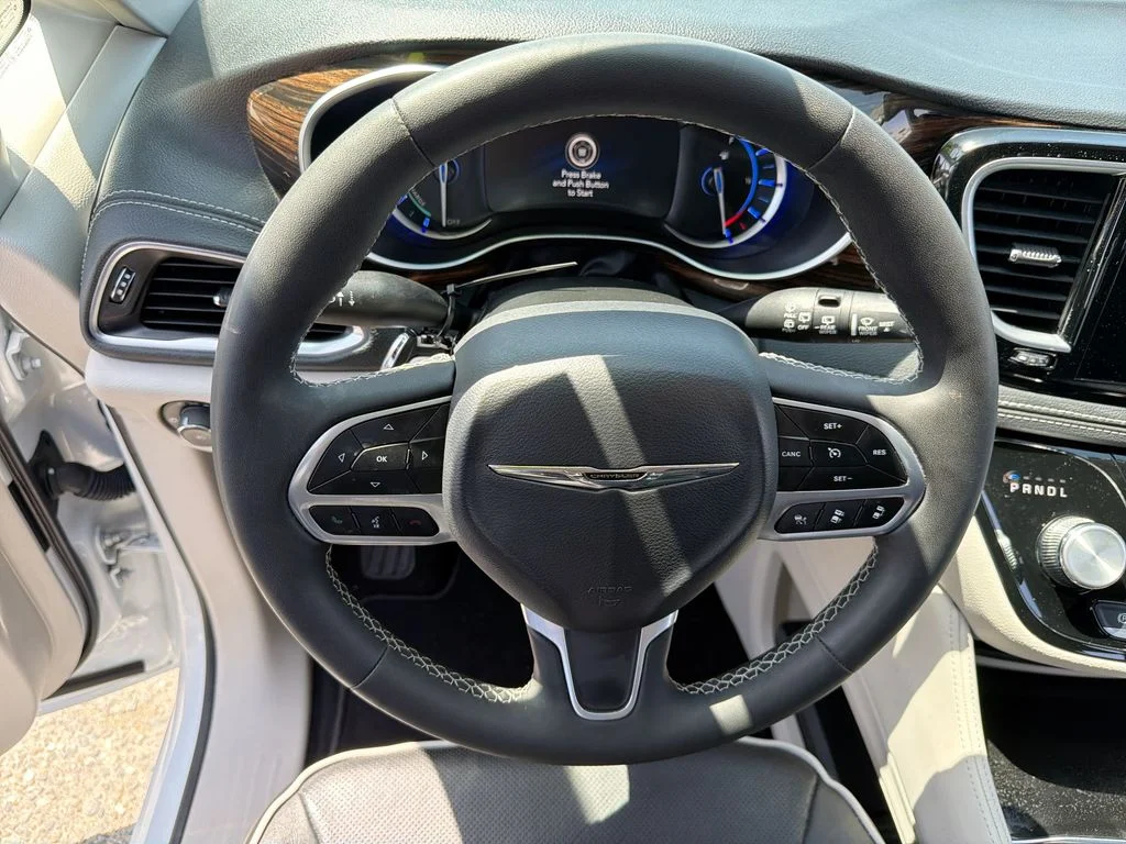 Used 2023 White Chrysler Limited image 11