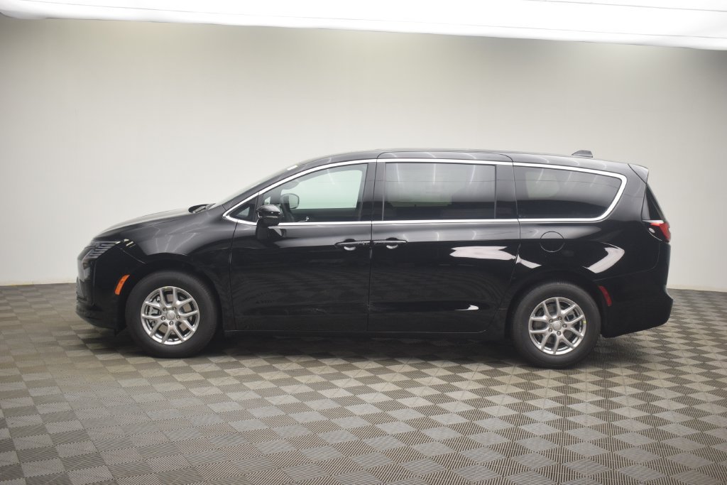 New 2027 Diamond Black Crystal Pearl-Coat Paint Chrysler Select image 13