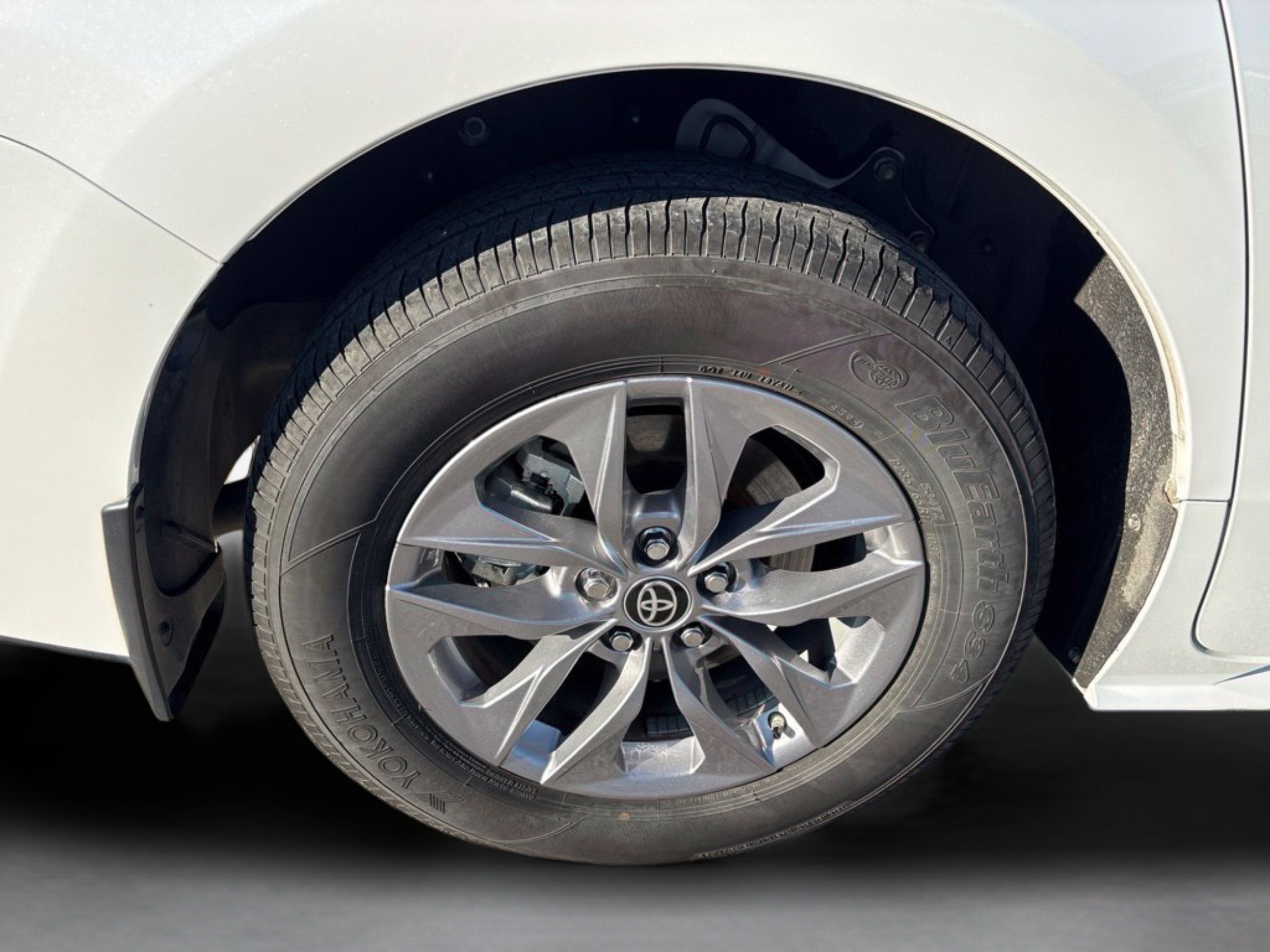 Used 2025 Pearl Toyota XLE image 34