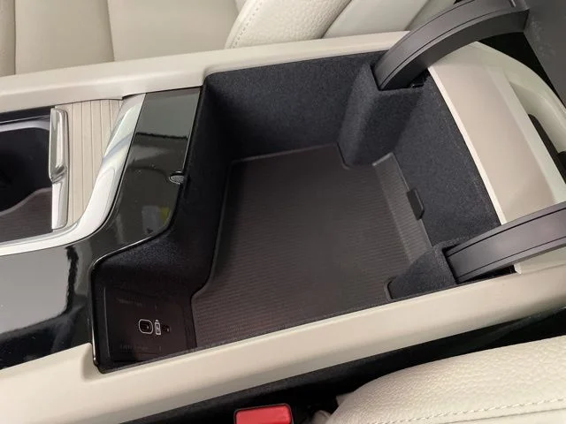 Certified Used 2025 Crystal White Volvo Core image 34