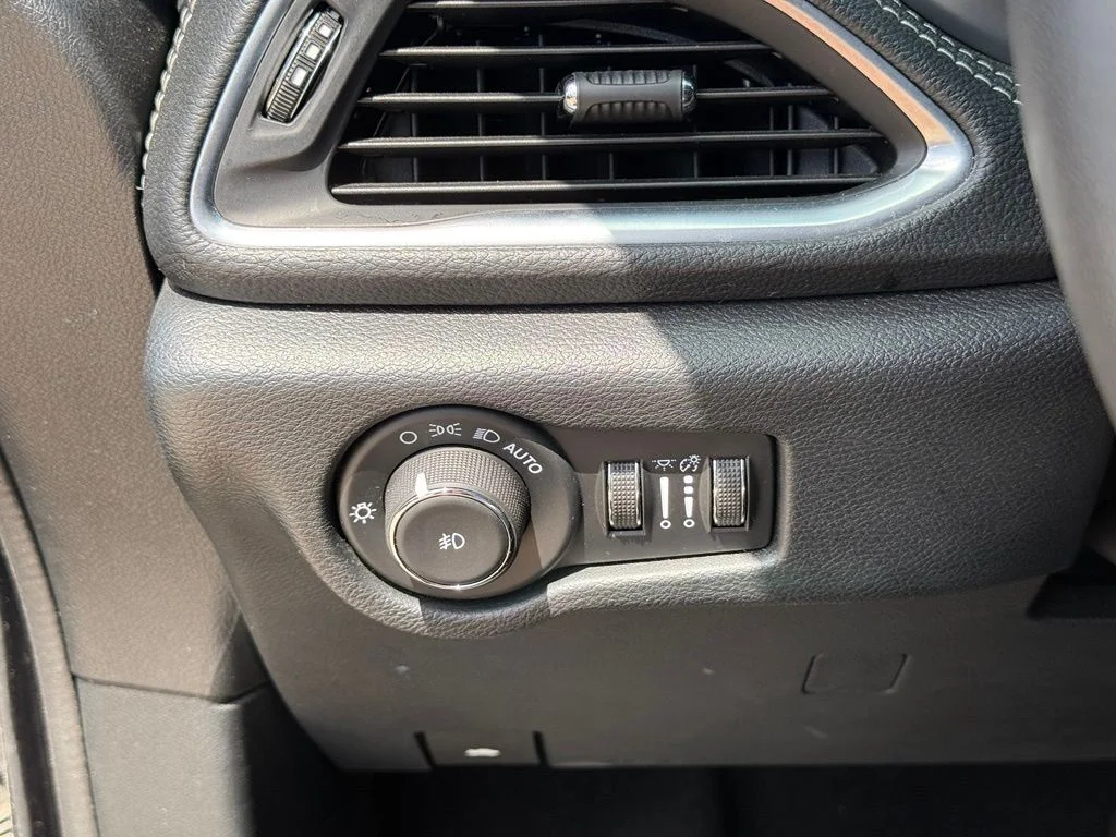 Used 2025 Black Chrysler Limited image 18