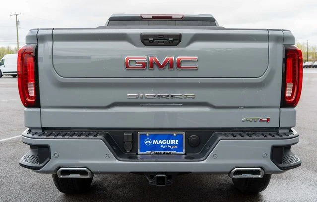 Used 2025  GMC AT4 image 7