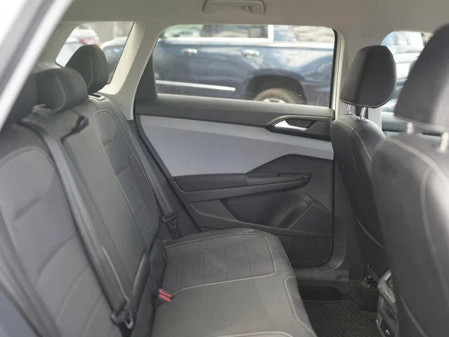 Used 2022 White Volkswagen SE image 23