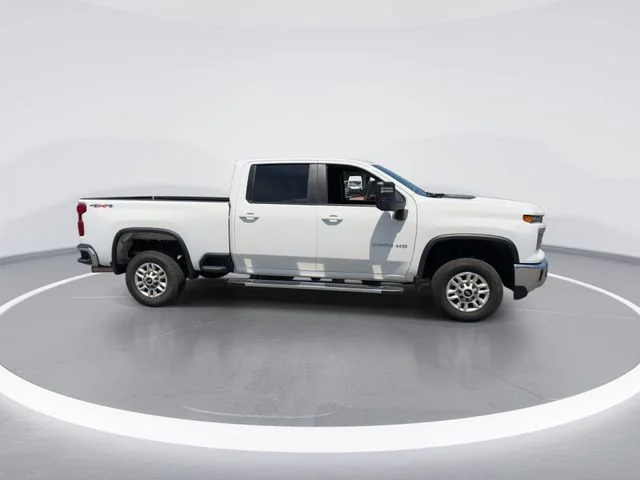Used 2025 White Chevrolet LT image 9