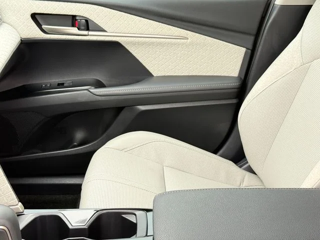 Used 2025  Toyota XLE image 13