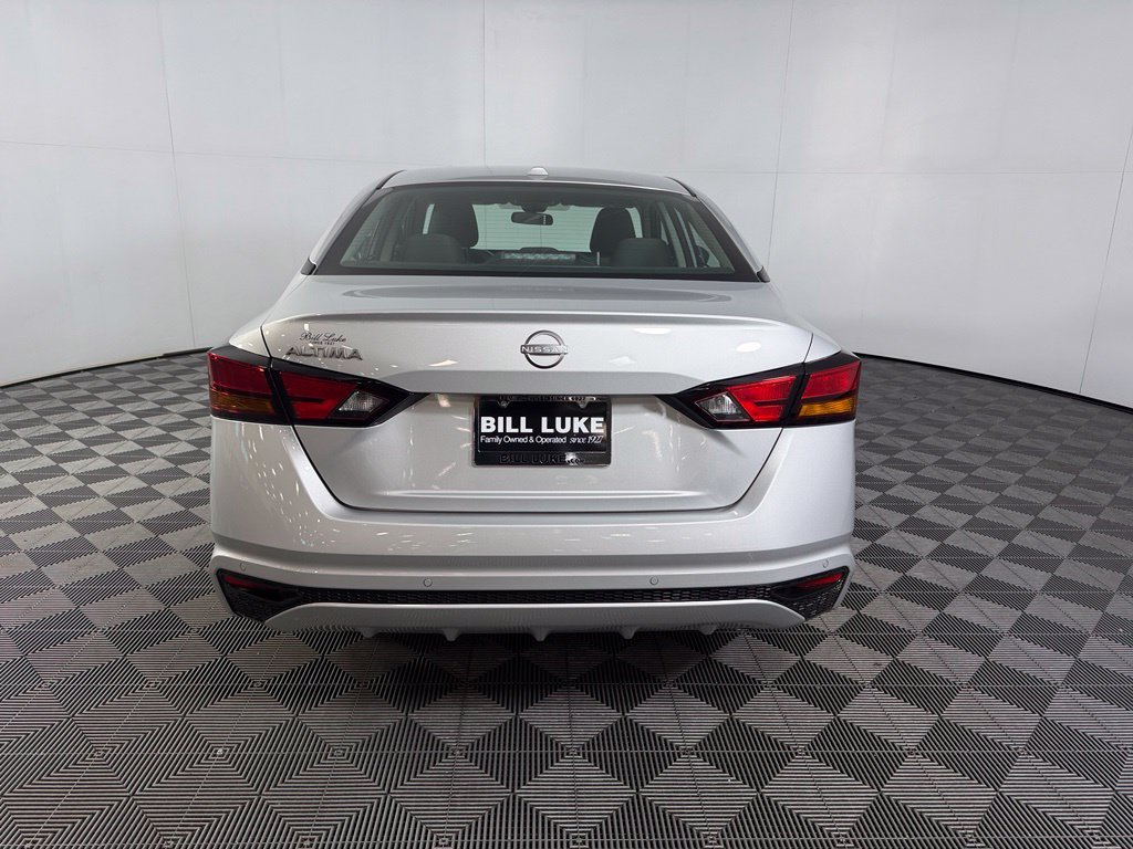 Used 2025 Silver Nissan 2.5 SV image 8