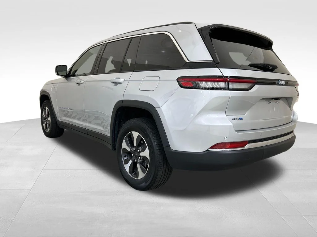 Used 2024 Silver Jeep 4xe image 3