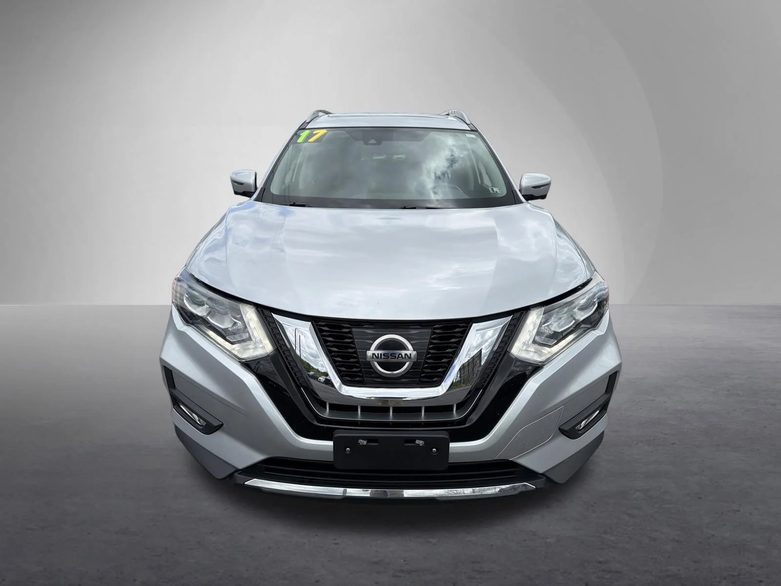 Used 2017 Brilliant Silver Nissan SL image 11