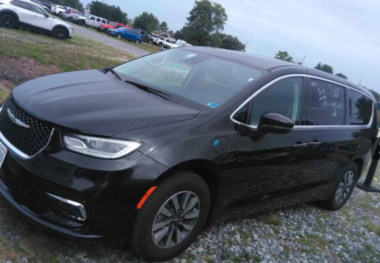 Used 2023 Brilliant Black Crystal Pearlcoat Chrysler Touring L image 4