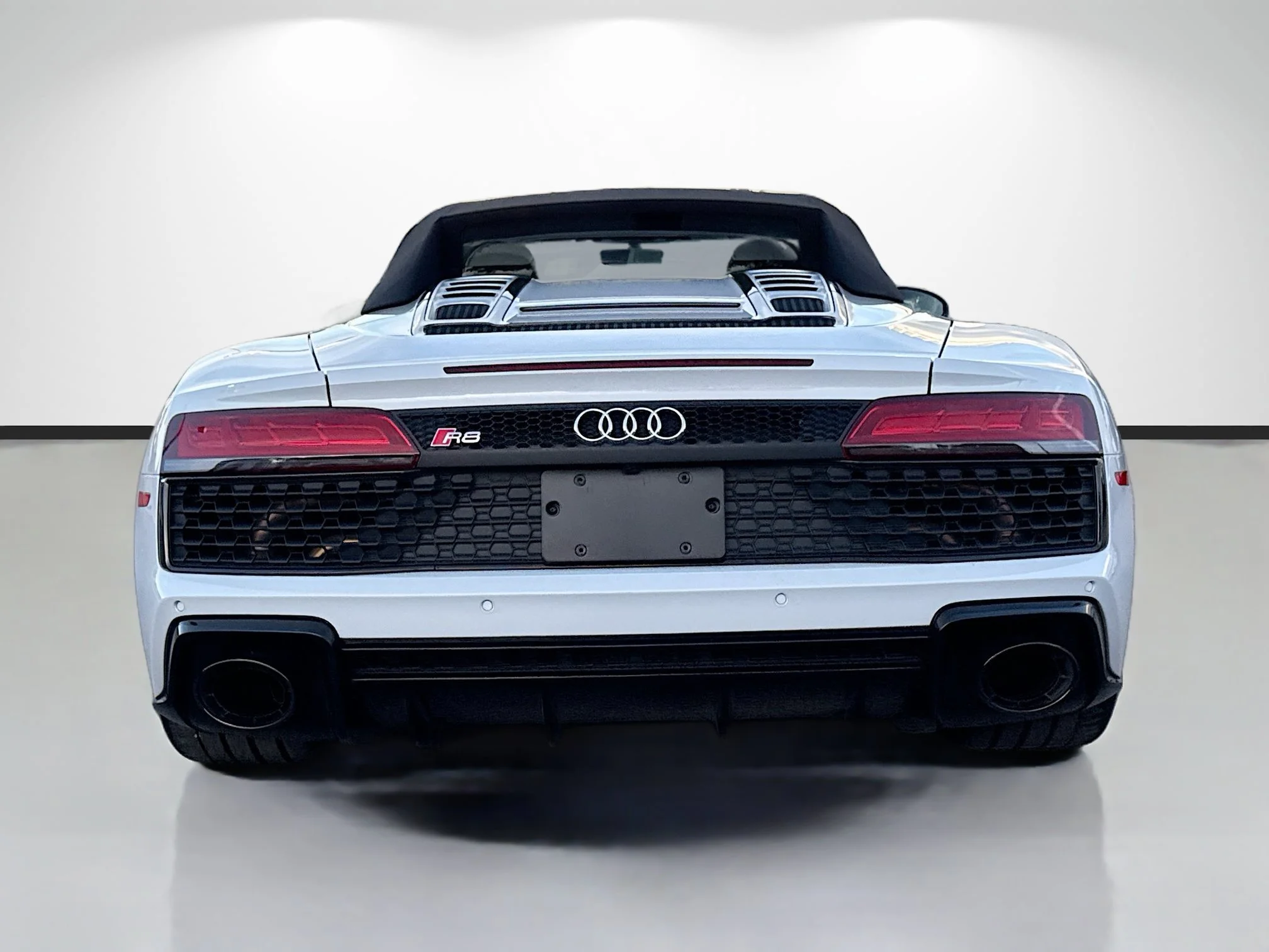 Used 2023 Suzuka Gray Metallic Audi V10 performance image 4