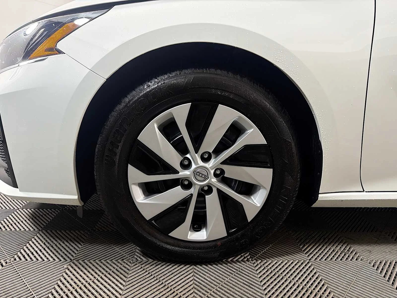 Certified Used 2025 Glacier White Nissan S image 26