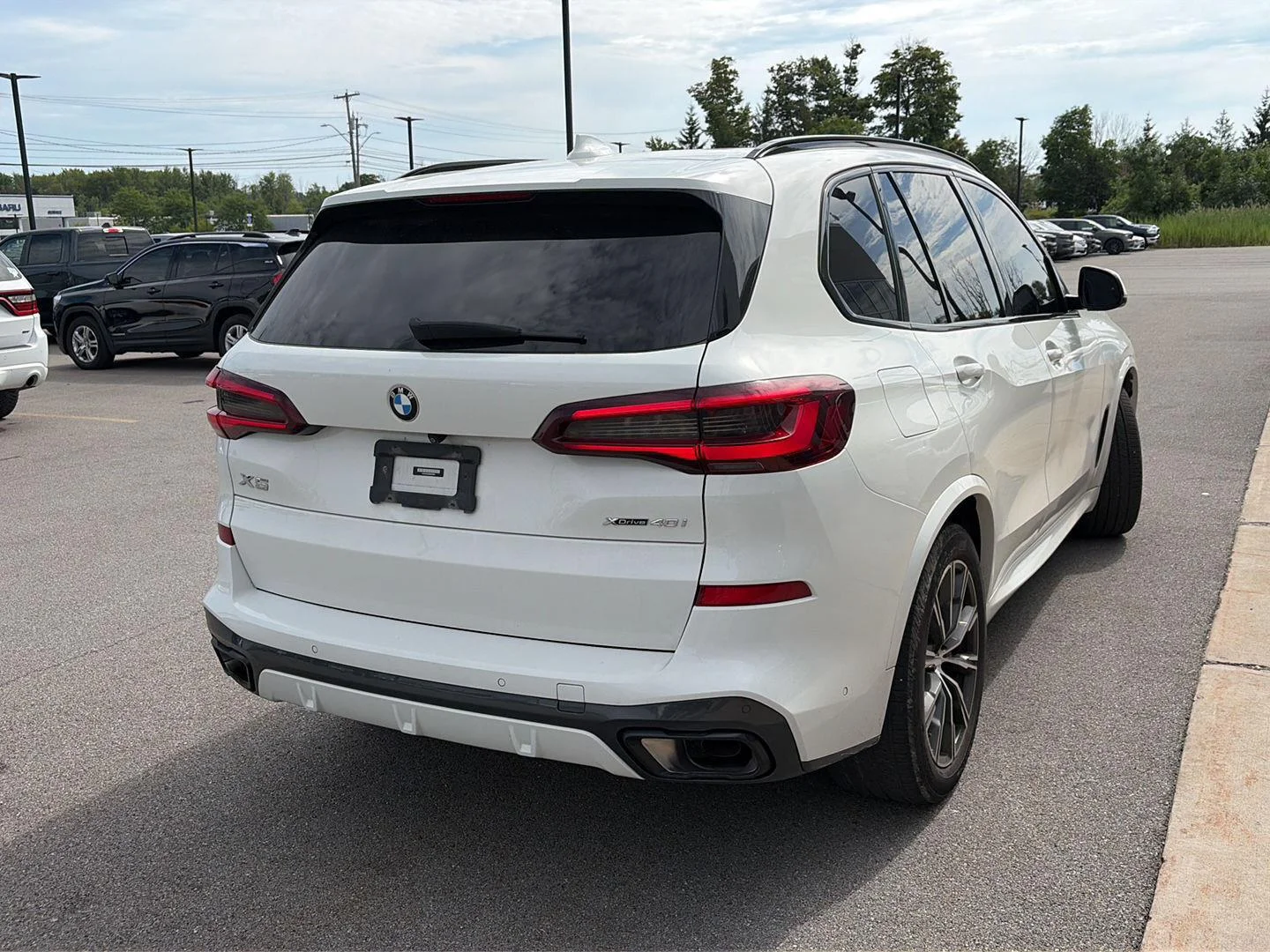 Used 2022 Alpine White BMW xDrive40i image 2