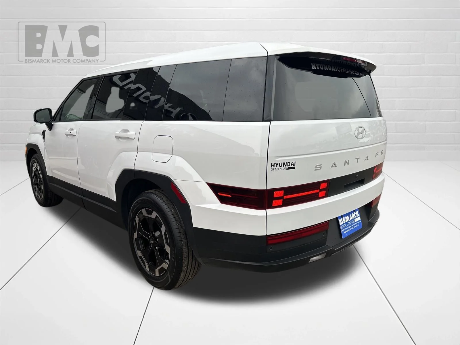 Used 2025 White Hyundai SE image 4
