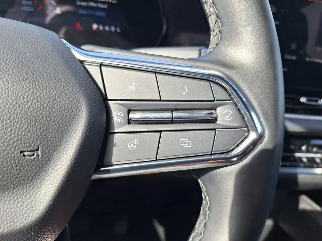 Used 2025 Summit White Chevrolet LT image 17
