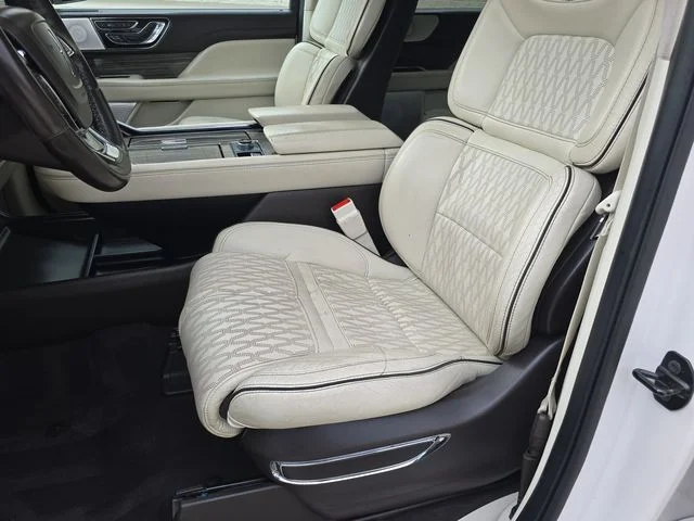 Used 2019 White Platinum Clearcoat Metallic Lincoln Black Label image 17