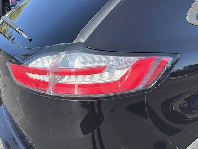 Used 2022 Black Ford SE image 10