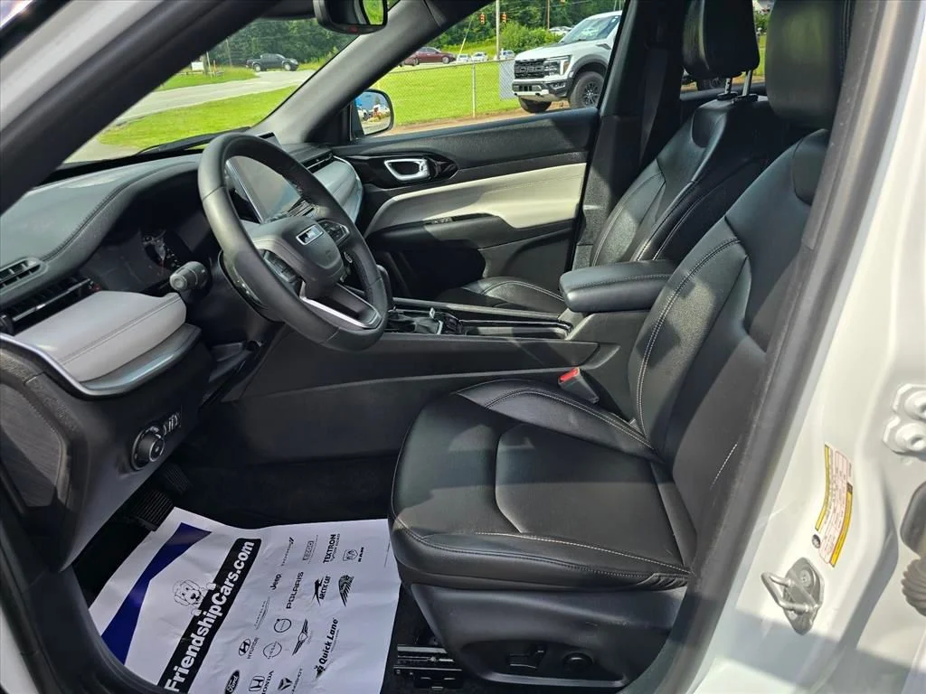 Used 2025 White Jeep Limited image 9