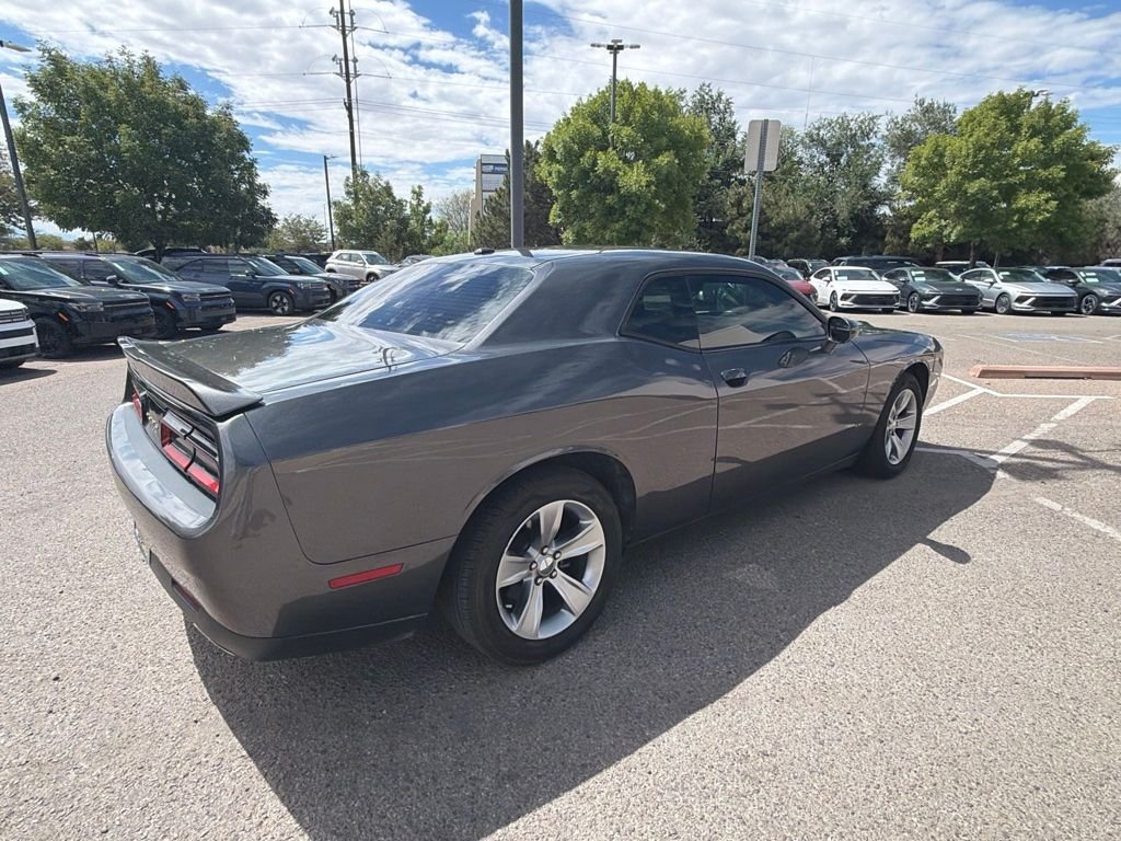 Used 2018 Gray Dodge SXT image 4