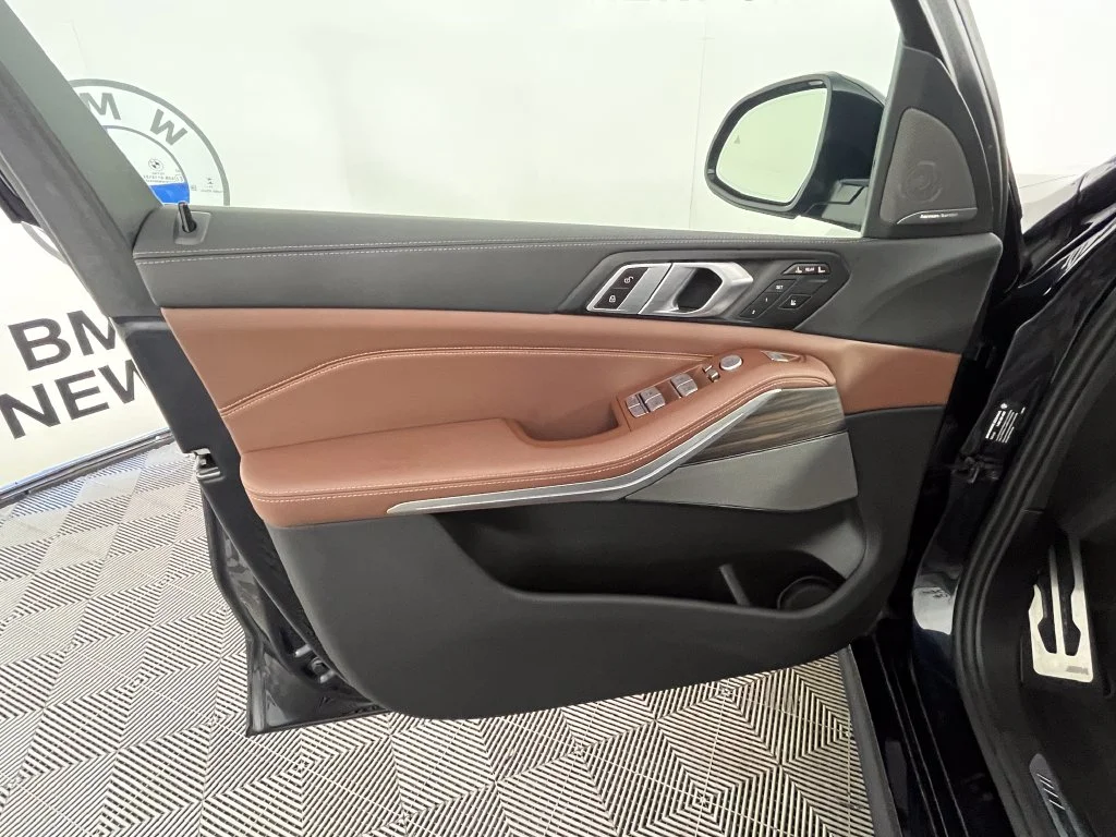 Used 2024 Carbon Black Metallic BMW xDrive40i image 27
