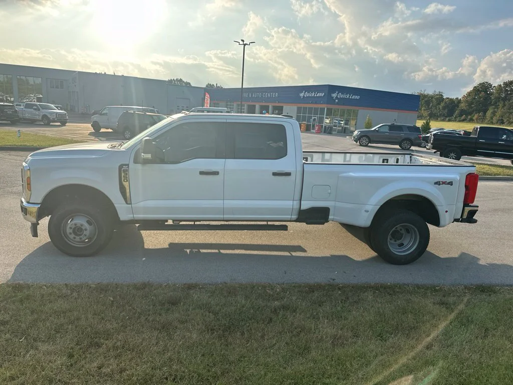 Used 2025 Oxford White Ford XLT image 9