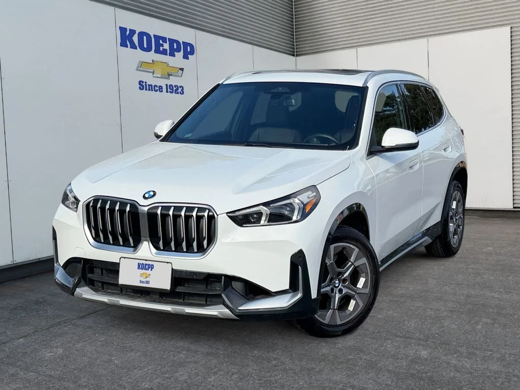 Used 2025 White BMW xDrive28i image 1