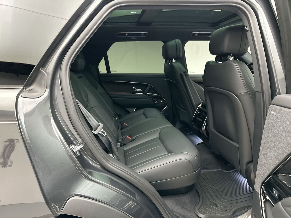 Used 2025  Land Rover SE image 5