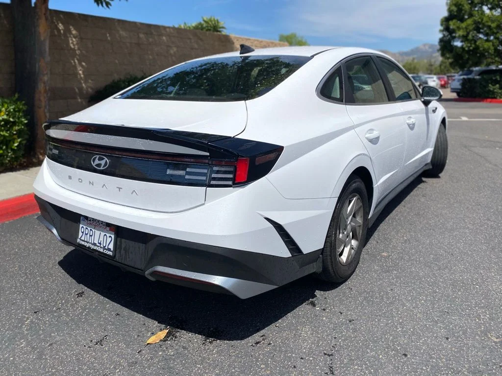 Used 2025 White Hyundai SE image 7