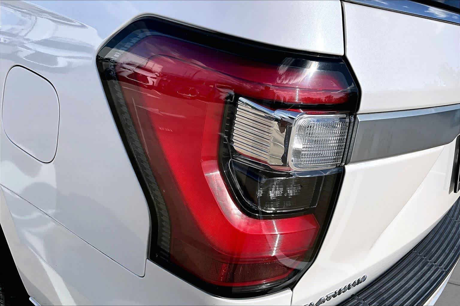 Used 2019 White Platinum Metallic Tri-Coat Ford Platinum image 28