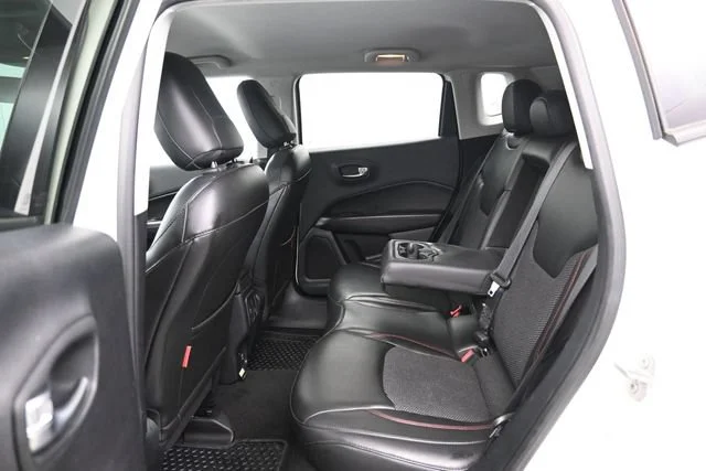 Used 2018 White Clearcoat Jeep Trailhawk image 21