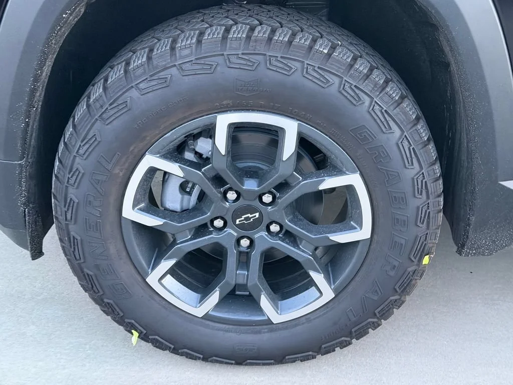 New 2027 Mosaic Black Metallic Chevrolet ACTIV image 4