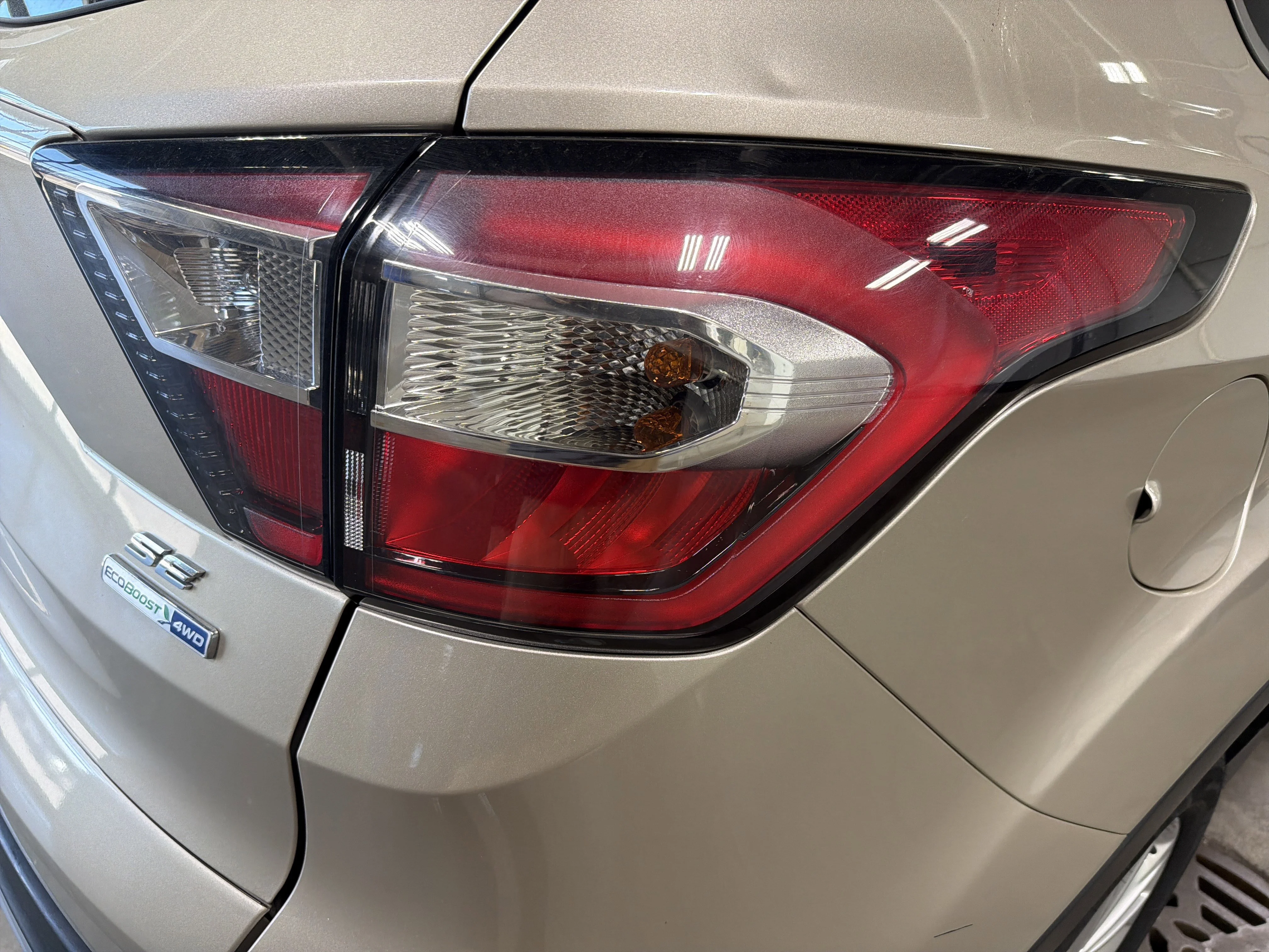 Used 2018 White Gold Metallic Ford SE image 7