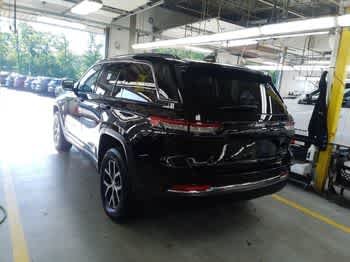 Used 2023 Diamond Black Crystal Pearlcoat Jeep Limited image 3