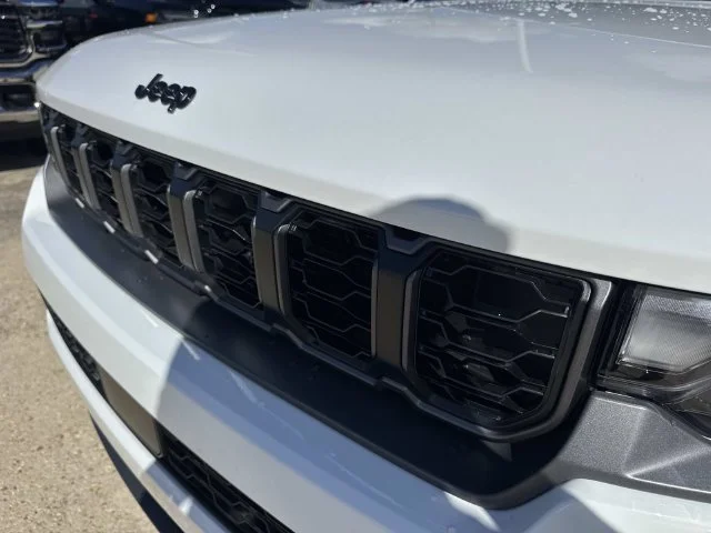 New 2027 Bright White Clear-Coat Paint Jeep Laredo Altitude image 6