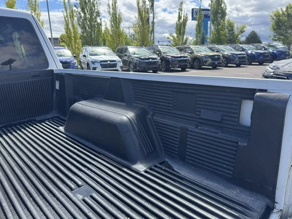 Used 2001 White Ford  image 37
