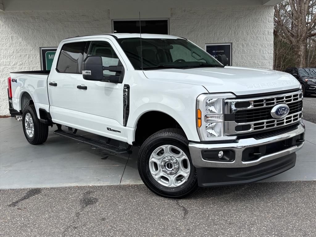 Used 2025 Oxford White Ford XLT image 1