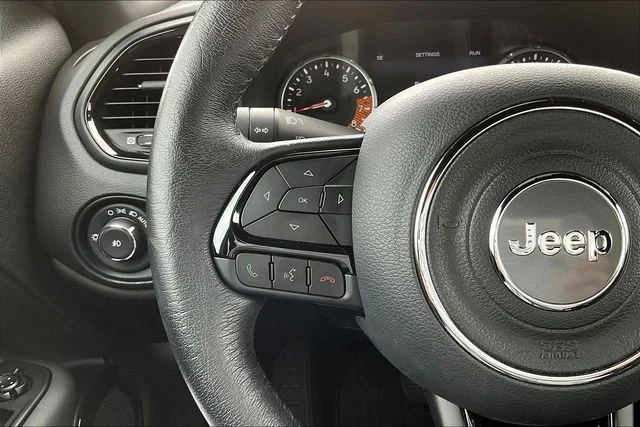 Used 2022 Blue Jeep Altitude image 11