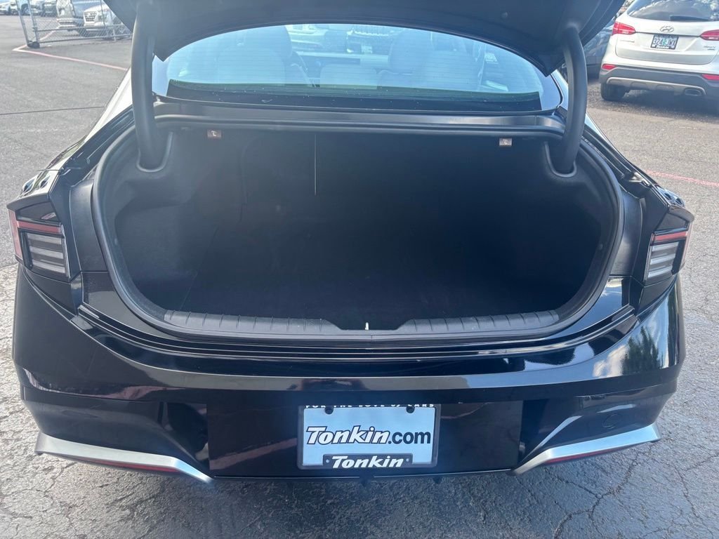Used 2025 Black Hyundai SEL image 17