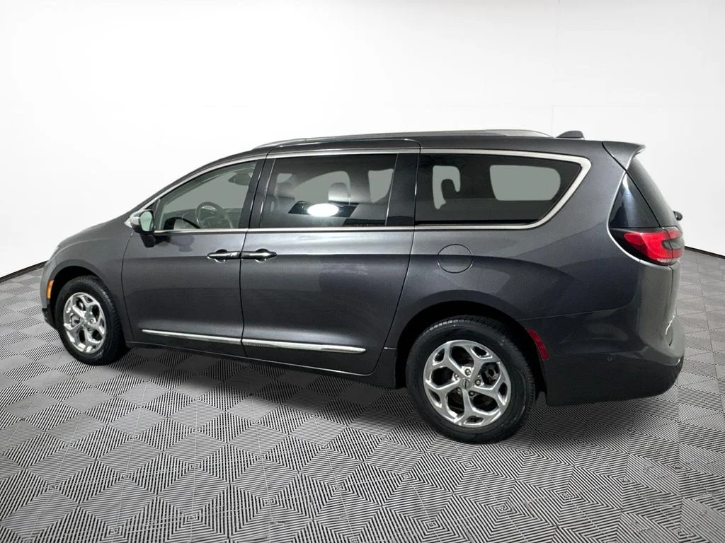 Used 2021 Crystal Metallic Chrysler Limited image 11