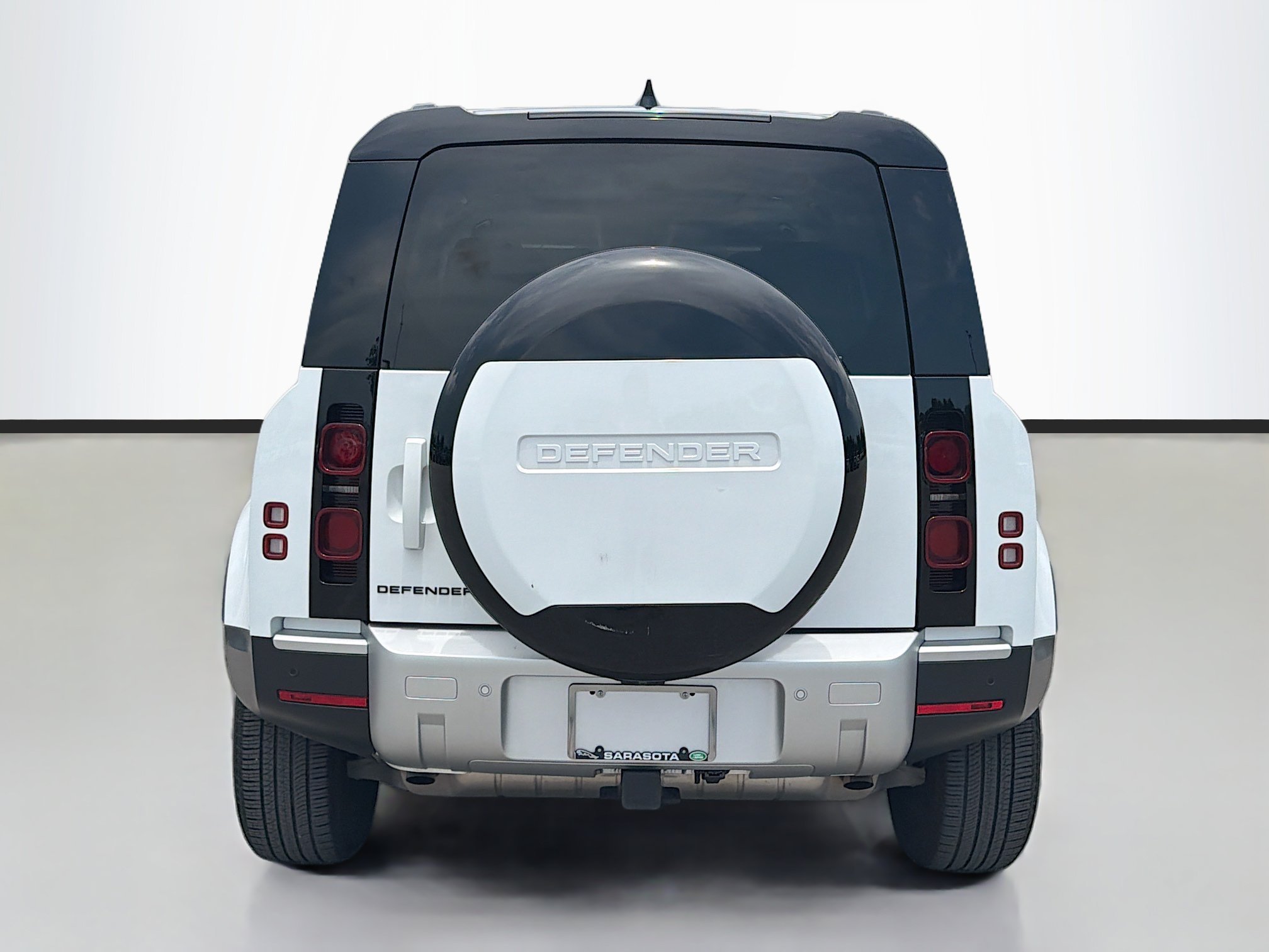 Certified Used 2025 Fuji White Land Rover S image 4