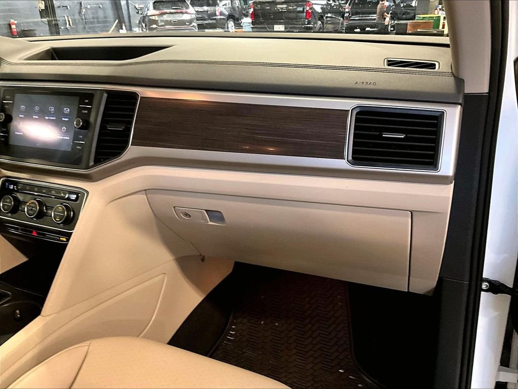 Used 2019 White Volkswagen 3.6L V6 SE image 13