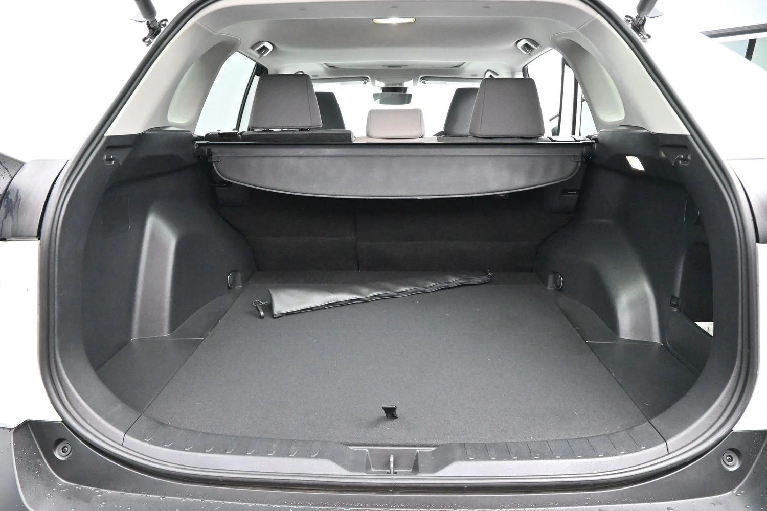 Used 2025 White Toyota XLE image 9