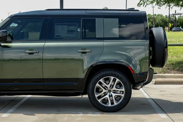 New 2026 Woolstone Green Land Rover X-Dynamic SE image 15