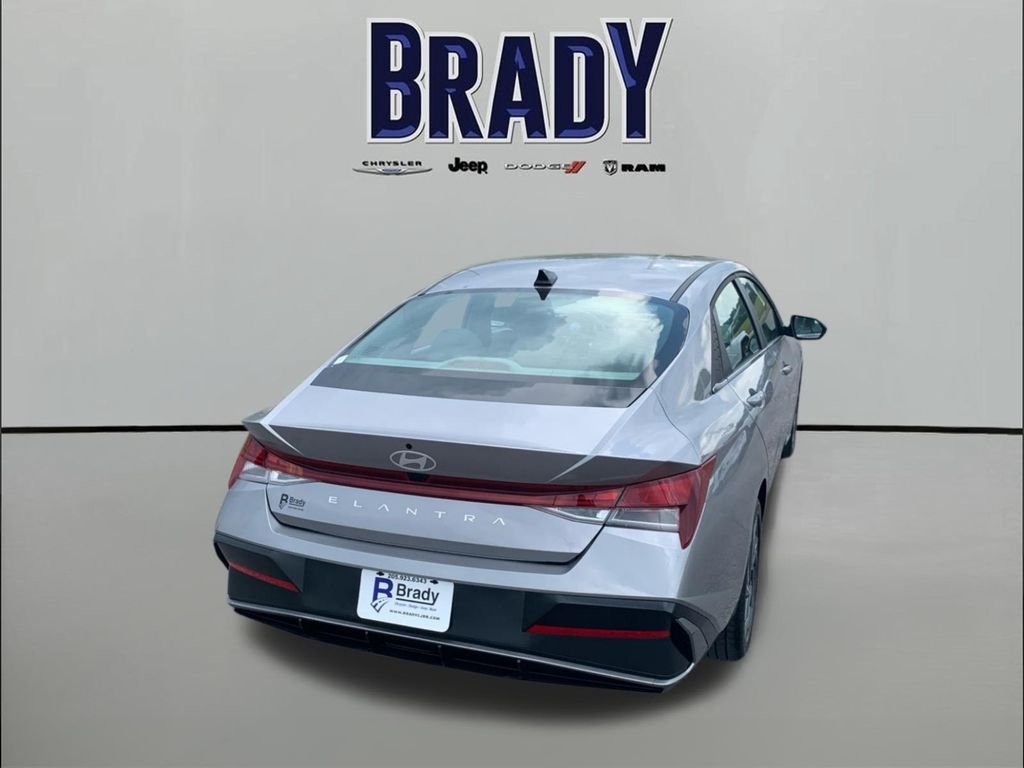 Used 2025 Silver Hyundai SEL Convenience image 7