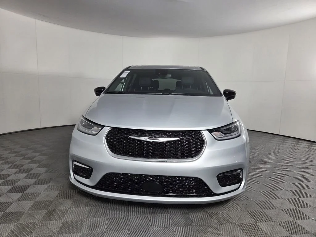 New 2026 Silver Mist Clear-Coat Exterior Paint Chrysler Limited image 9