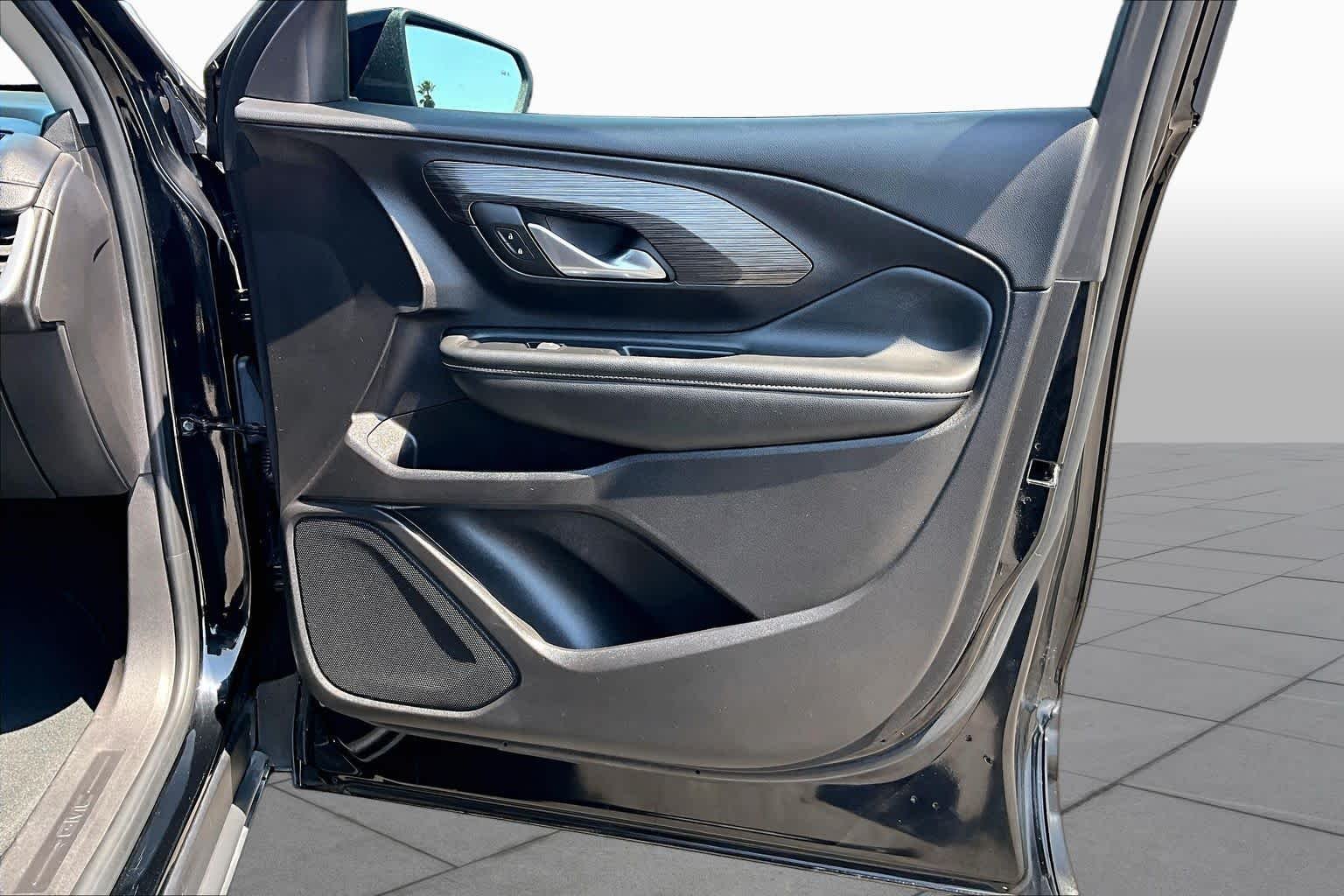 Used 2024 Ebony Twilight Metallic GMC SLE image 23