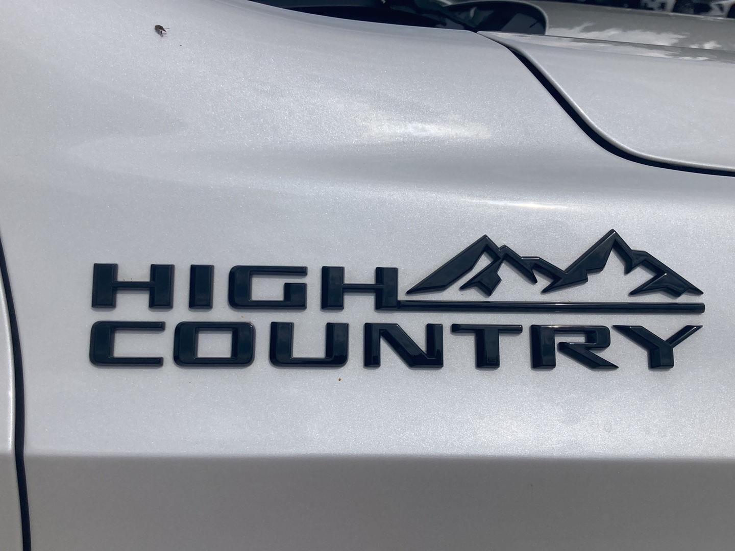 Used 2023 Iridescent Pearl Tricoat Chevrolet High Country image 9