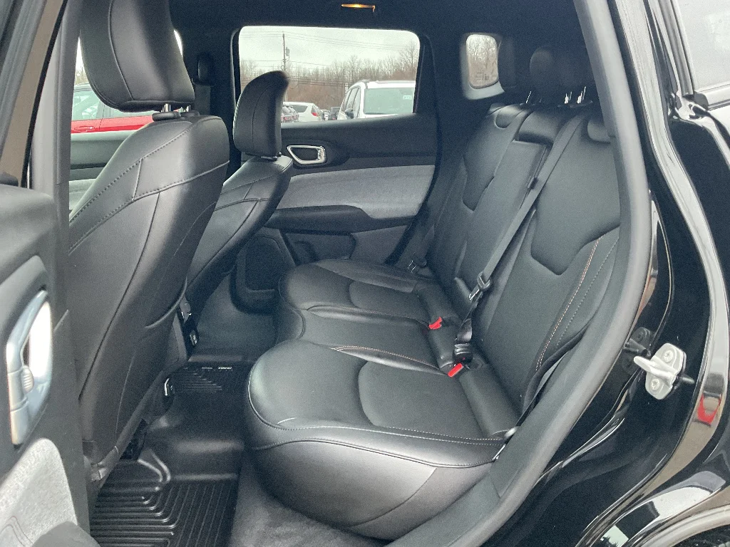 Used 2023 Diamond Black Crystal Pearl Coat Jeep Latitude Lux image 9