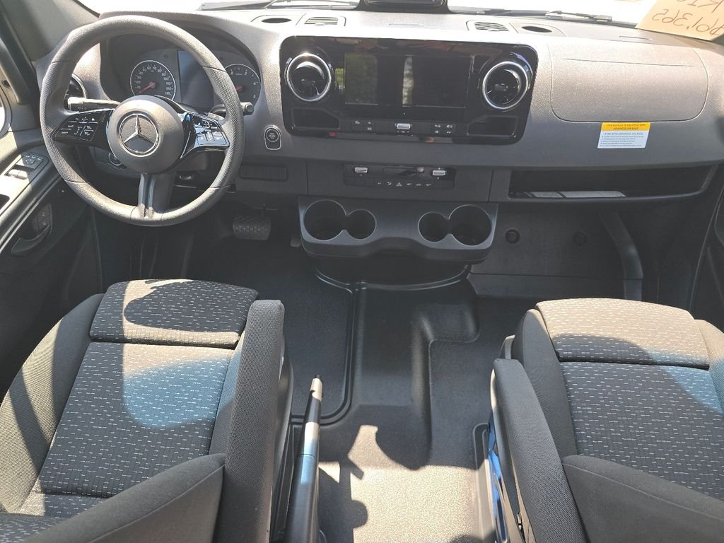 Used 2025  Mercedes-Benz Cargo 144 WB image 15