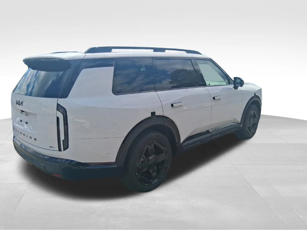 Used 2027 White Kia  image 6